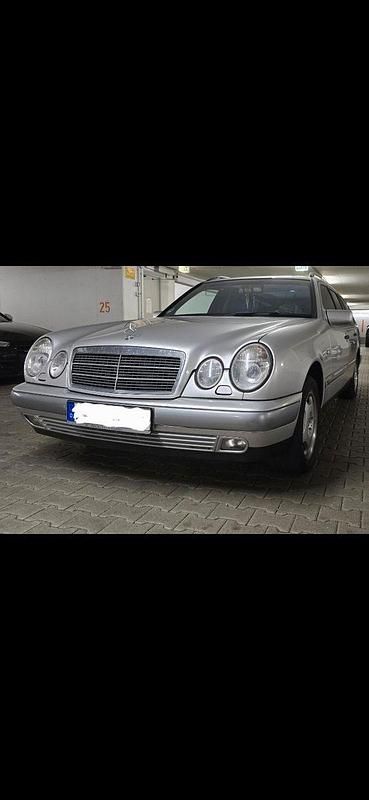 Silber Gebraucht 1998 Mercedes E240 Kombi | 4.399 € (Fairer Preis) - Bild 1/4