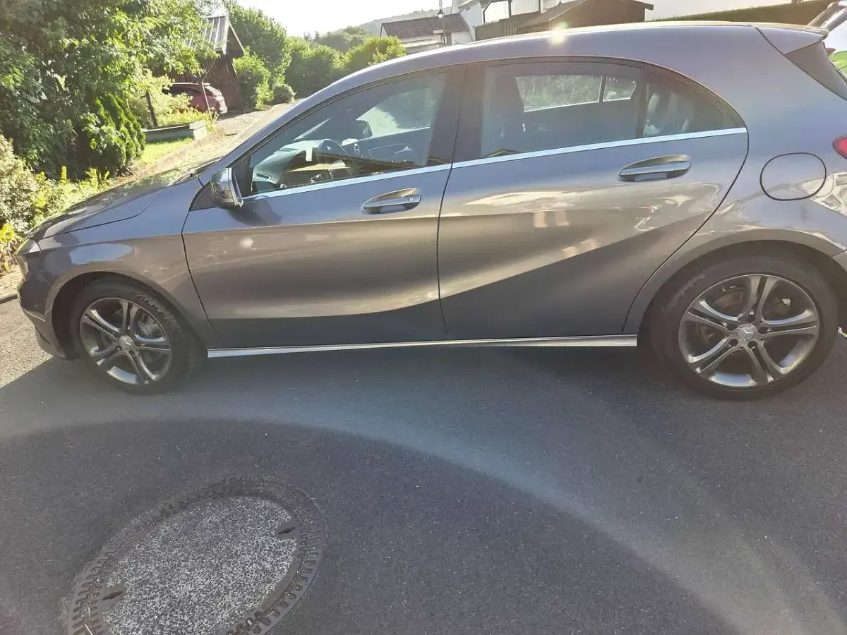 Gebraucht Mercedes A180 122 PS (89 kW) 2015 Mountaingrau  met. Kleinwagen