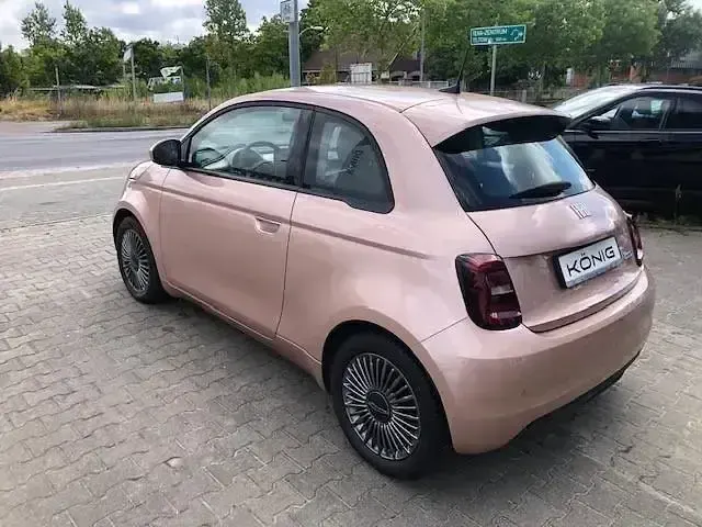 Second-hand Fiat 500e 86 kW (118 CP) 2023 Auriu Berlinǎ