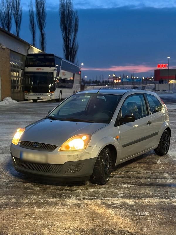 Silber Gebraucht 2006 Ford Fiesta Kleinwagen | 800 € (Superpreis) - Bild 1/4