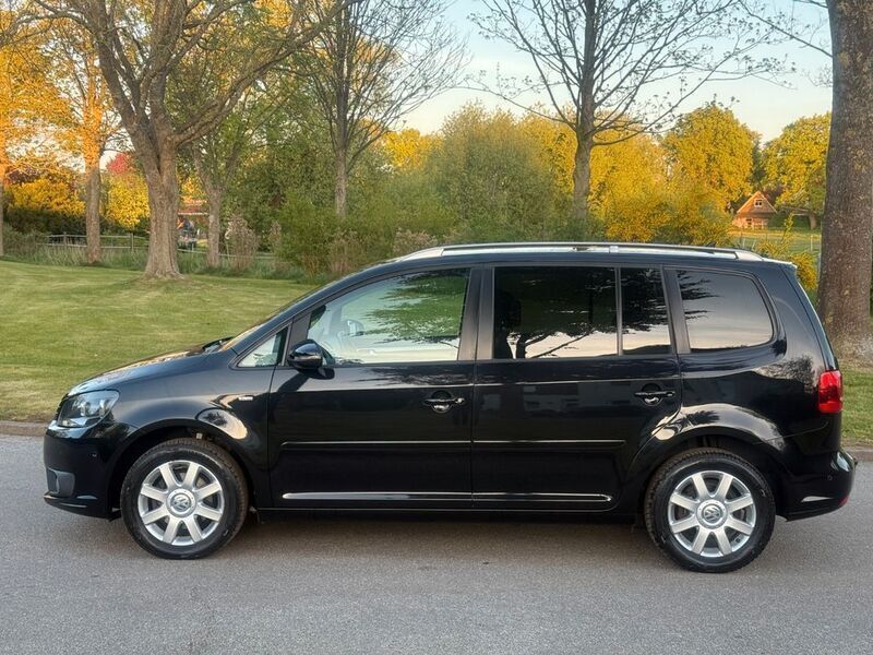 Schwarz Gebraucht 2014 VW Touran Life Van / Kleinbus | 10.850 € (Etwas zu teuer) - Bild 1/4