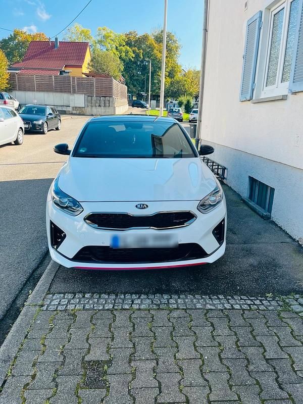 Weiß Gebraucht 2021 Kia ProCeed GT 3 Kleinwagen | 24.900 € (Fairer Preis) - Bild 1/4