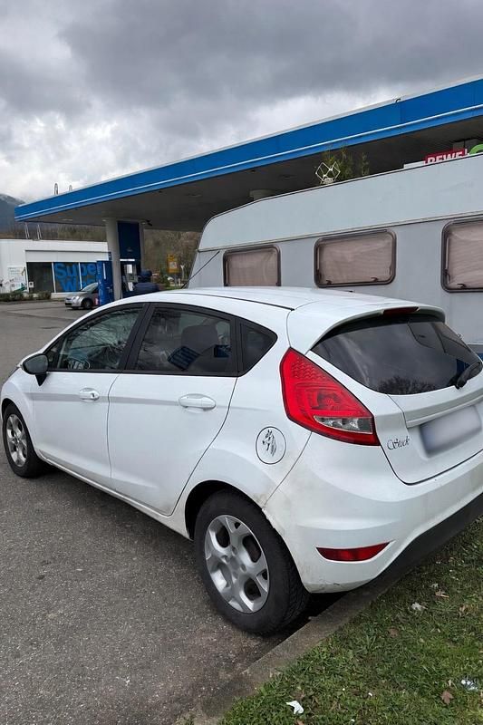 Gebraucht Ford Fiesta 95 PS (69 kW) 2011 Weiß Kleinwagen