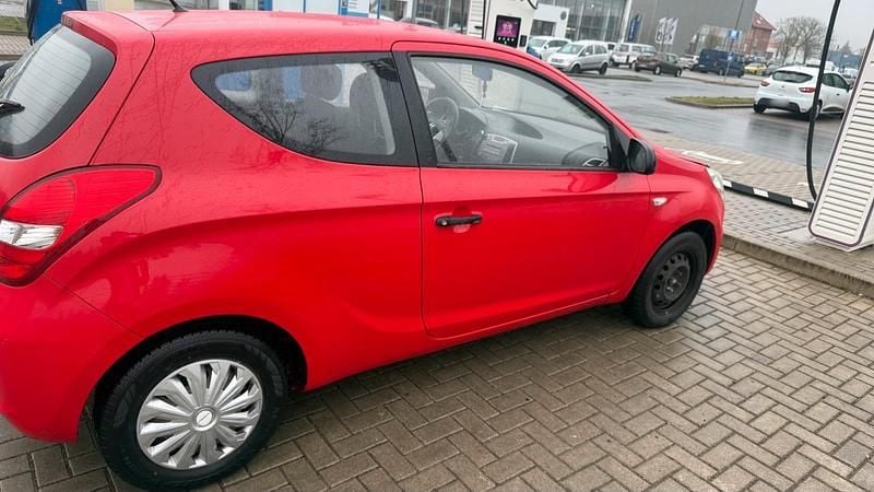 Gebraucht Hyundai i20 77 PS (56 kW) 2010 Rot Kleinwagen