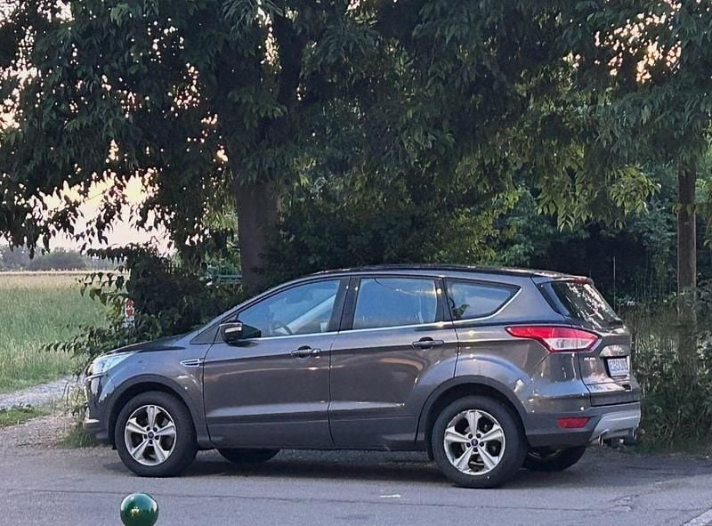 Gebraucht Ford Kuga Titanium 120 PS (88 kW) 2015 Grau SUV