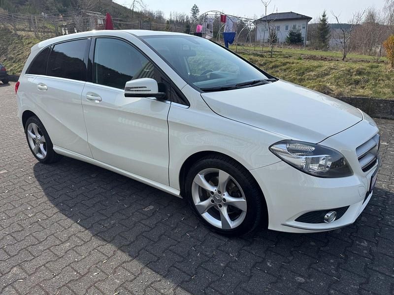 Gebraucht Mercedes B180 122 PS (89 kW) 2012 Weiß Van / Kleinbus