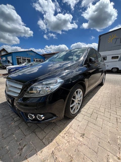 Schwarz Gebraucht 2012 Mercedes B180 Van / Kleinbus | 9.950 € (Etwas zu teuer) - Bild 1/4