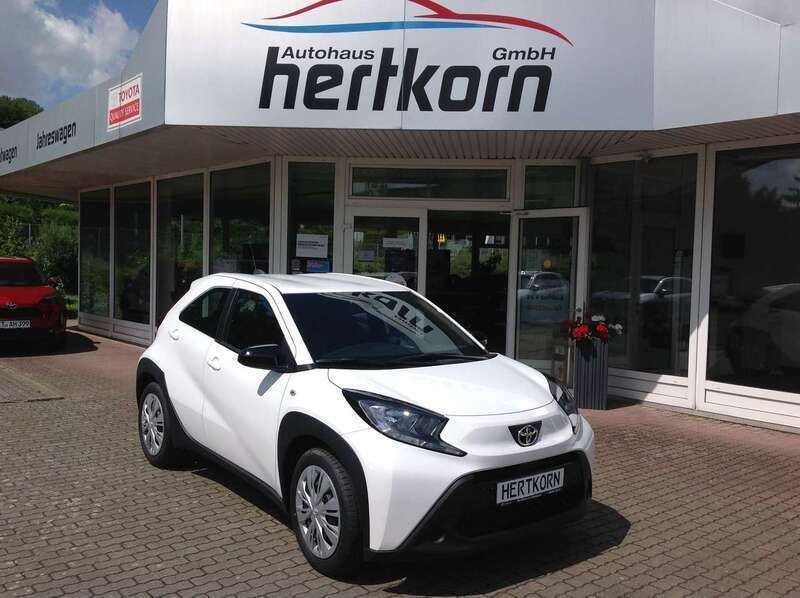 Schneweiss040 Neu 2024 Toyota Aygo Business Edition Kleinwagen | 17.797 € - Bild 1/4