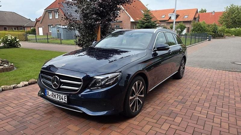 Blau Gebraucht 2019 Mercedes E300 Avantgarde Limousine | 26.999 € (Guter Preis) - Bild 1/4