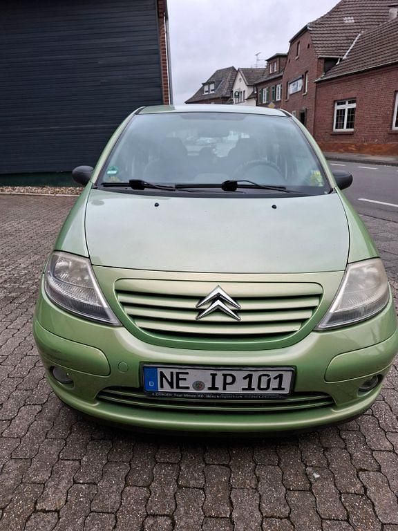 Grün Gebraucht 2004 Citroën C3 Comfort Kleinwagen | 3.950 € (Etwas zu teuer) - Bild 1/4