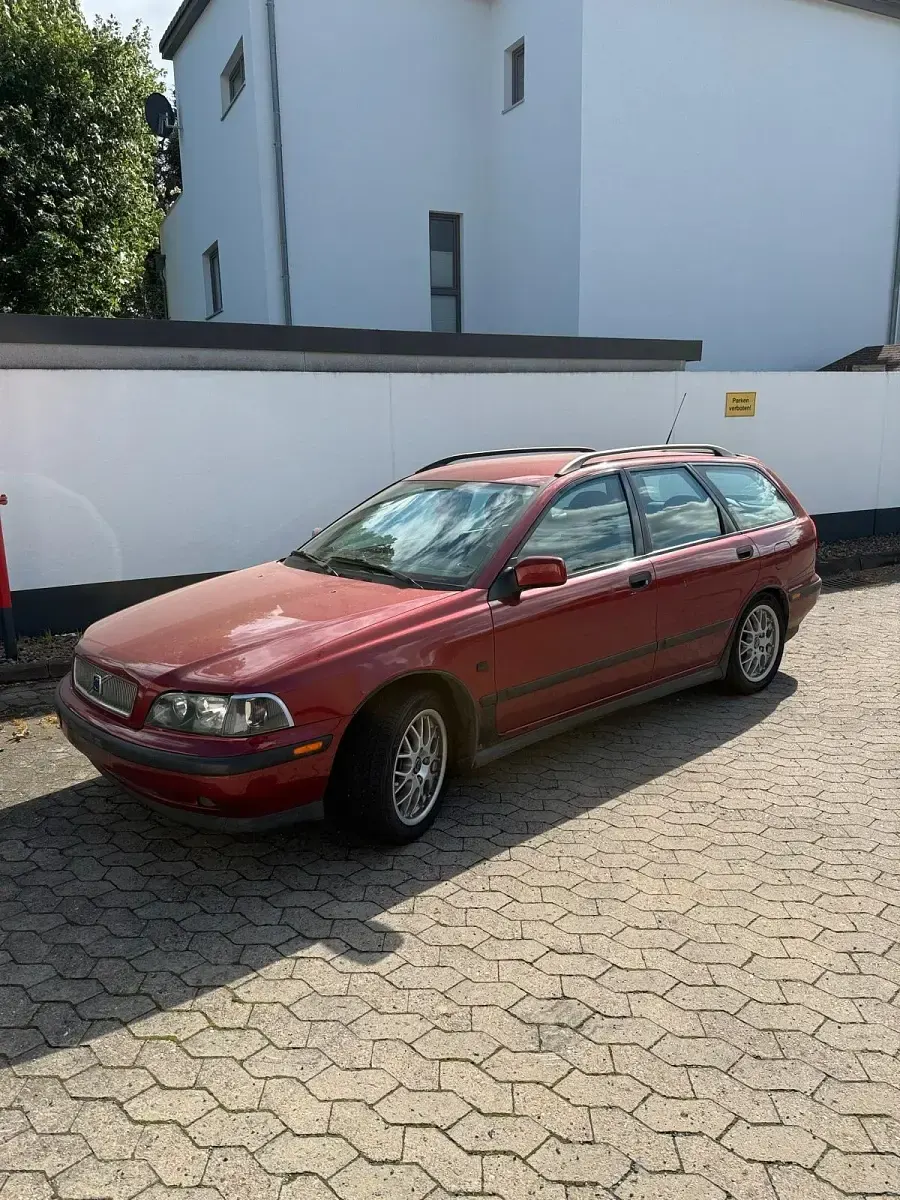 Gebraucht Volvo V40 122 PS (89 kW) 2000 Rot Kombi