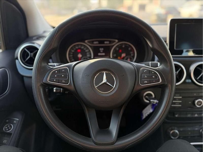 Gebraucht Mercedes B180 109 PS (80 kW) 2016 Schwarz Van / Kleinbus