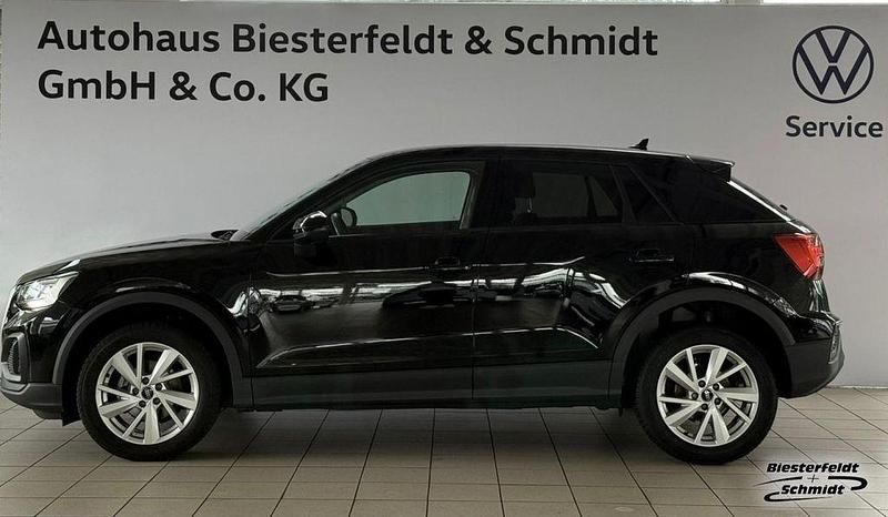 Mythosschwarz (metallic) Gebraucht 2022 Audi Q2 Comfort SUV | 26.490 € (Etwas zu teuer) - Bild 1/4