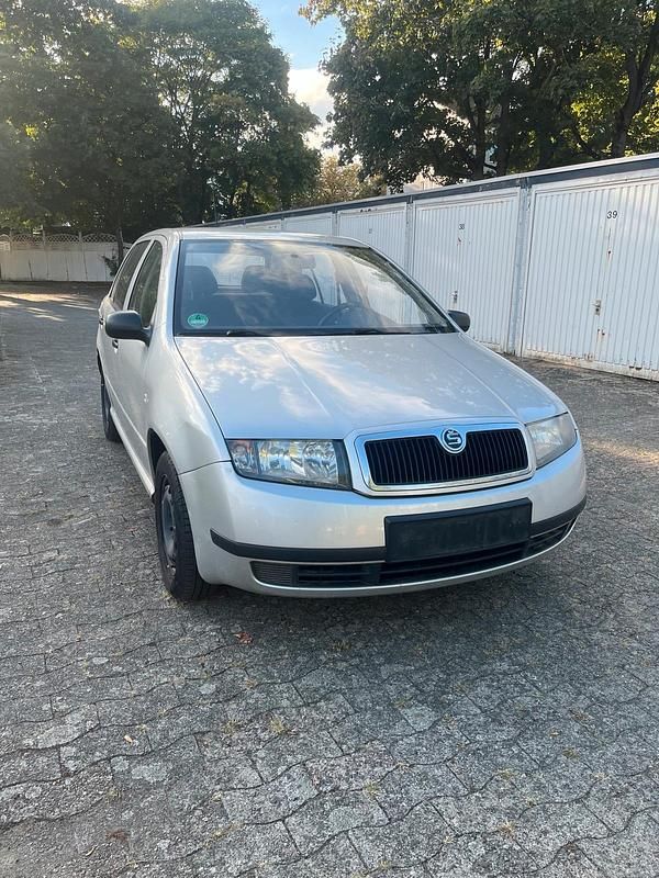 Grau Gebraucht 2004 Skoda Fabia Kleinwagen | 800 € (Superpreis) - Bild 1/4