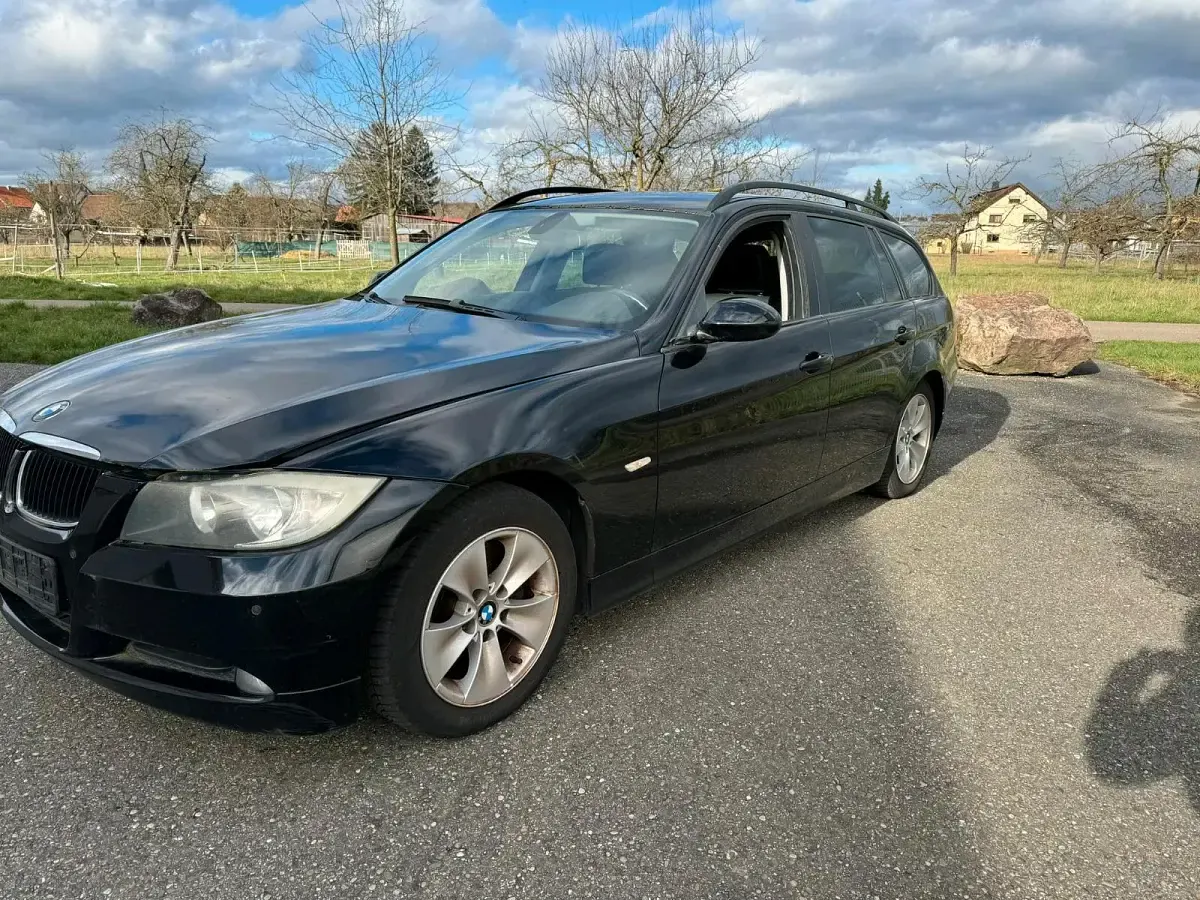 Gebraucht BMW 320 177 PS (130 kW) 2008 Schwarz Kombi
