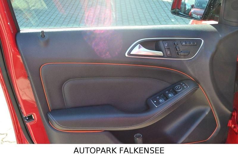 Gebraucht Mercedes B200 Sport 136 PS (100 kW) 2013 Rot Kleinwagen