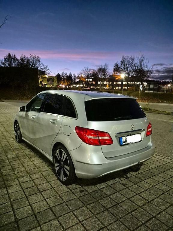 Gebraucht Mercedes B180 109 PS (80 kW) 2012 Silber Van / Kleinbus