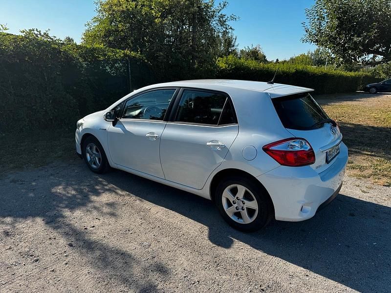 Weiß Gebraucht 2011 Toyota Auris Hybrid Kleinwagen | 6.500 € (Fairer Preis) - Bild 1/4