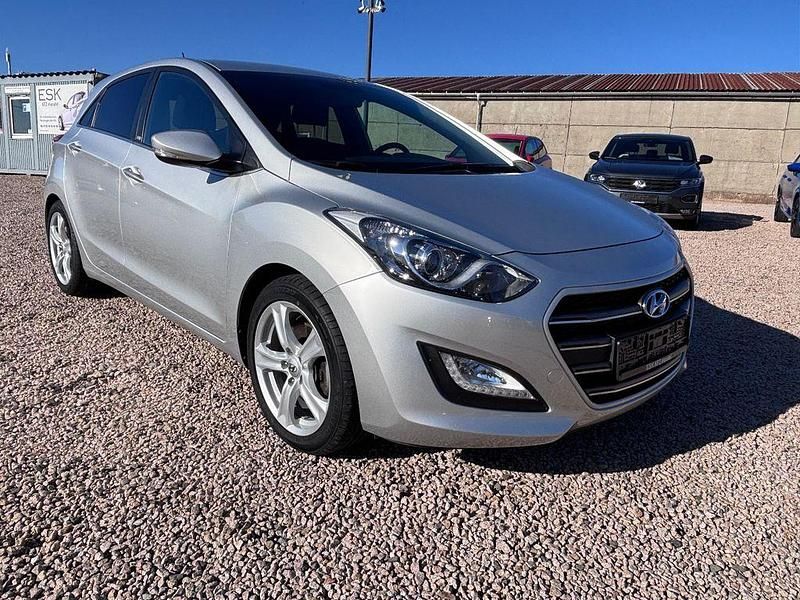 Gebraucht Hyundai i30 Passion 135 PS (99 kW) 2016 Silber Limousine