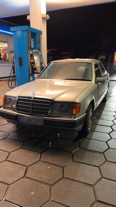 Gebraucht Mercedes E220 150 PS (110 kW) 1992 Silber Limousine