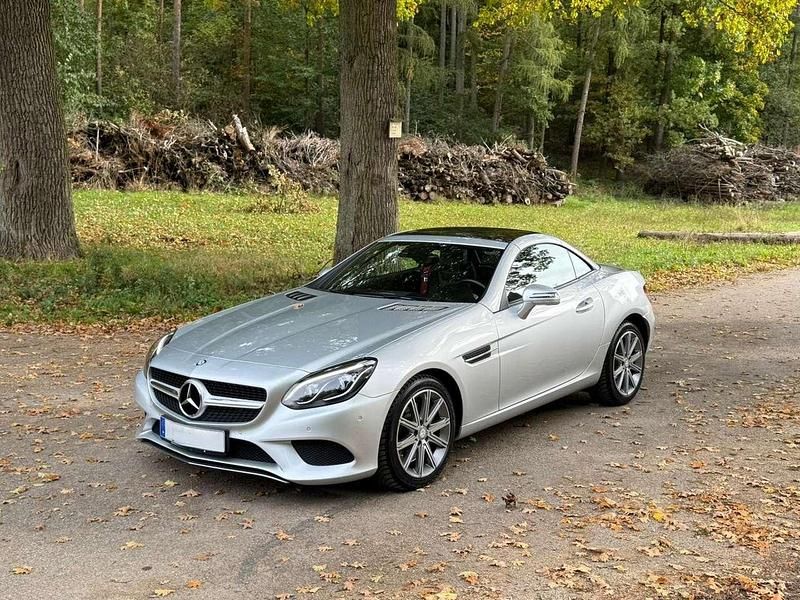 Iridiumsilber metalliclack Gebraucht 2016 Mercedes SLC250 AMG line Cabrio | 29.490 € - Bild 1/4