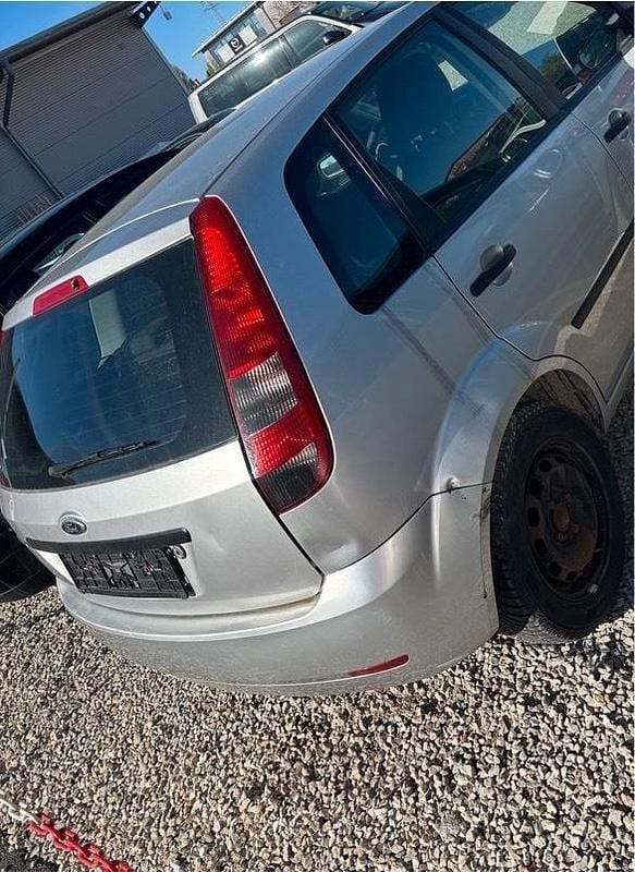 Second-hand Ford Fiesta 69 CP (50 kW) 2005 Argintiu Hatchback