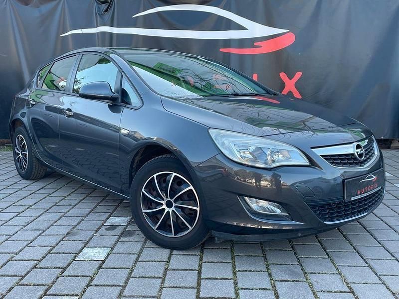 Grau Gebraucht 2011 Opel Astra Selection Limousine | 3.990 € (Fairer Preis) - Bild 1/4