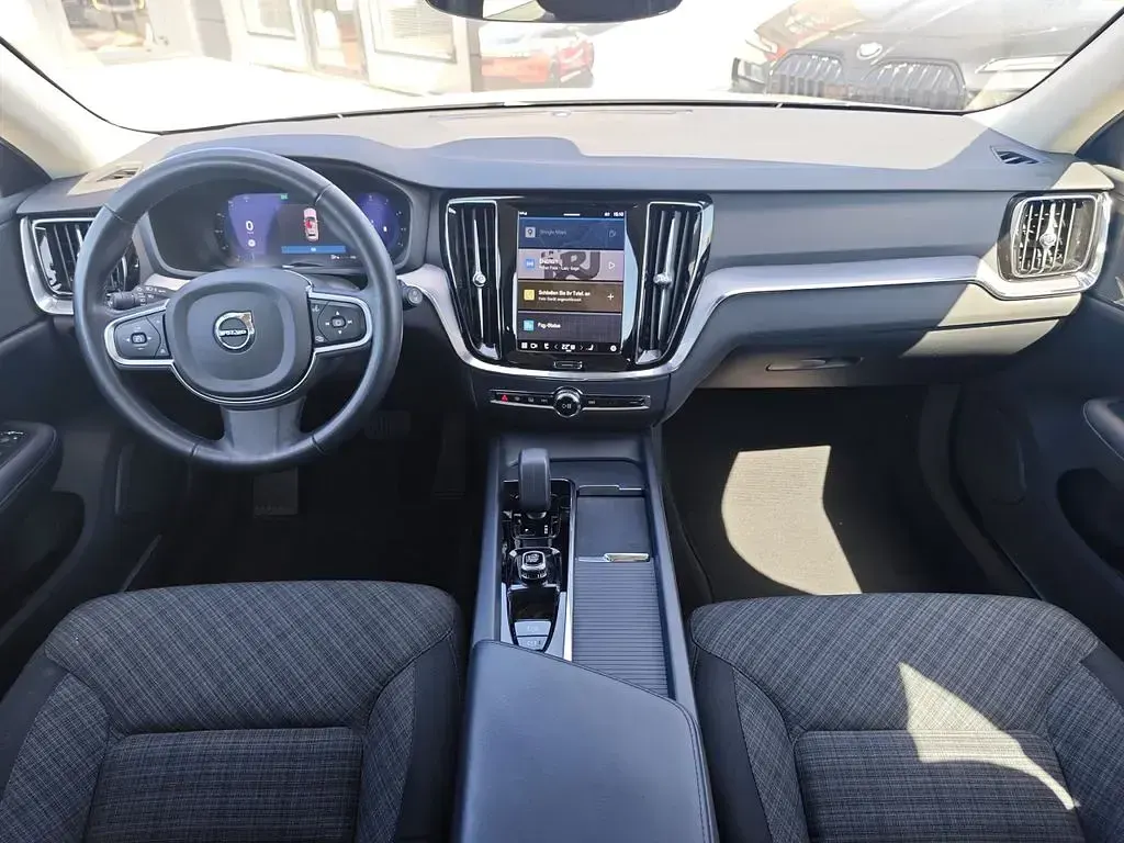 Gebraucht Volvo V60 Core 197 PS (144 kW) 2024 Grau Kombi