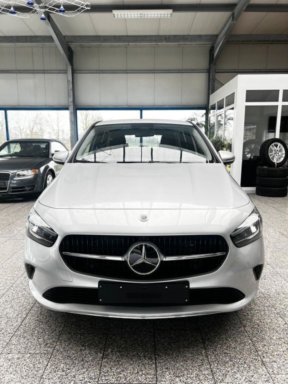 Iridiumsilber Gebraucht 2023 Mercedes B180 Van / Kleinbus | 32.890 € (Fairer Preis) - Bild 1/4