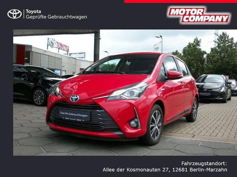 Rot Gebraucht 2019 Toyota Yaris Hybrid Club Limousine | 16.880 € (Fairer Preis) - Bild 1/4