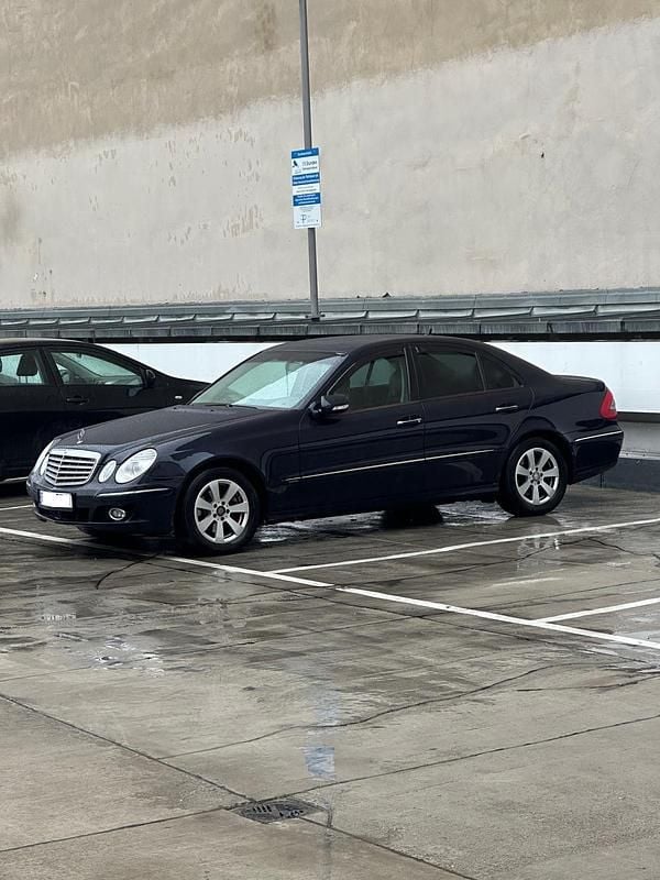 Gebraucht Mercedes E220 180 PS (132 kW) 2007 Blau Limousine