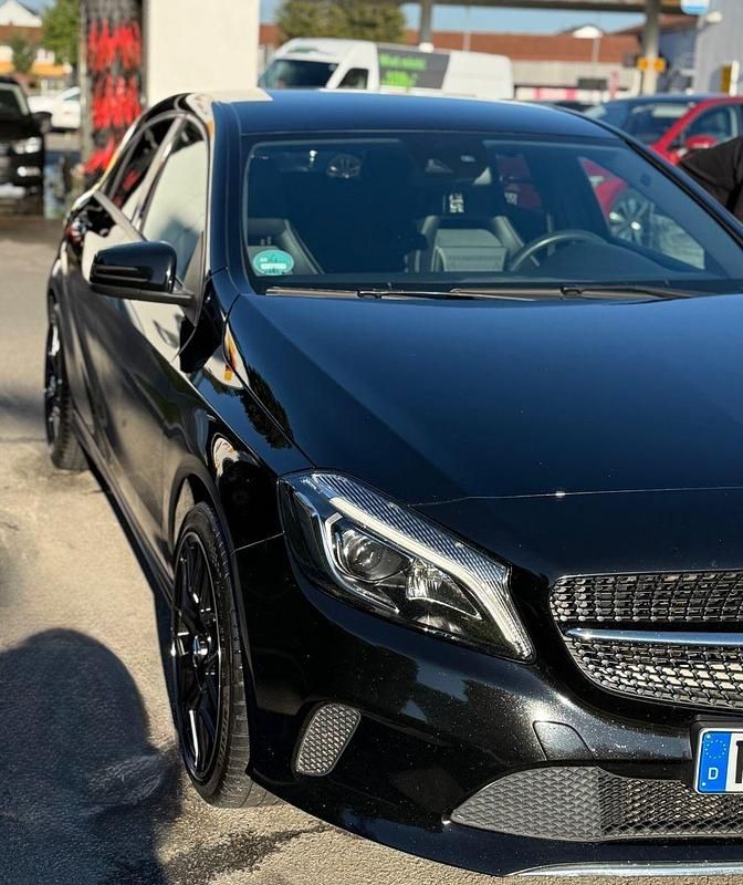 Schwarz Gebraucht 2016 Mercedes A220 Kleinwagen | 12.900 € (Fairer Preis) - Bild 1/4