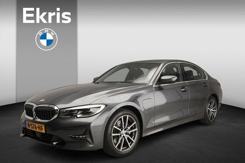 Grau Gebraucht 2021 BMW 320e Sport Line Limousine | 27.900 € (Teuer) - Bild 1/4