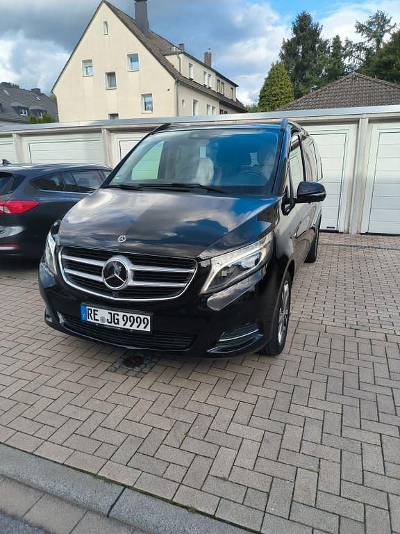 Schwarz Gebraucht 2017 Mercedes V220 Avantgarde Van / Kleinbus | 38.800 € (Fairer Preis) - Bild 1/4