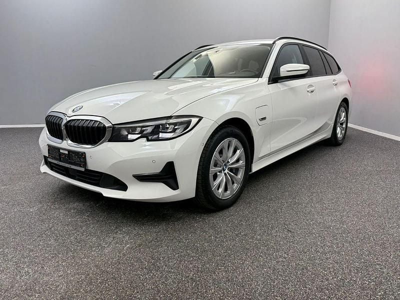 Weiß Gebraucht 2022 BMW 330e Advantage Kombi | 26.799 € (Superpreis) - Bild 1/4