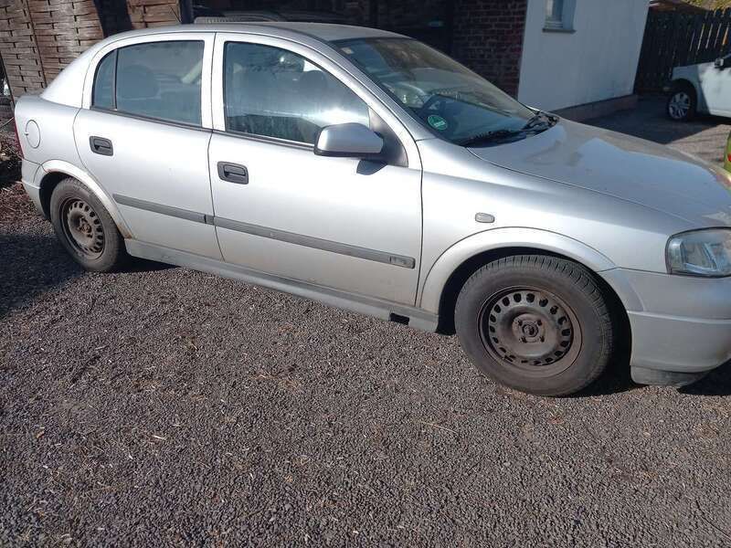 Silber Gebraucht 2002 Opel Astra Selection Limousine | 770 € (Superpreis) - Bild 1/2