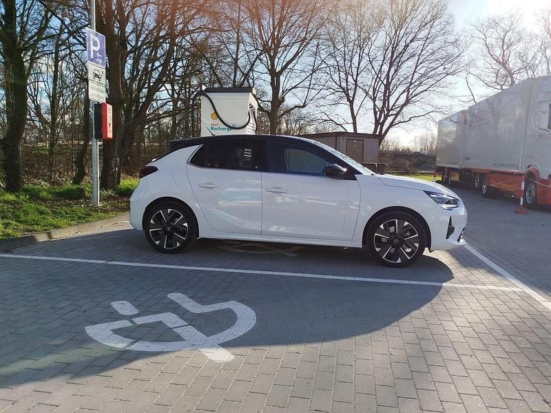 Gebraucht Opel Corsa-e Ultimate 100 kW (136 PS) 2023 Weiß Kleinwagen