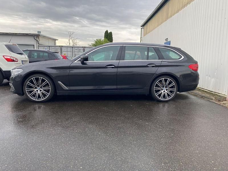 Grau Gebraucht 2018 BMW 520 Sport Line Kombi | 21.499 € (Guter Preis) - Bild 1/4