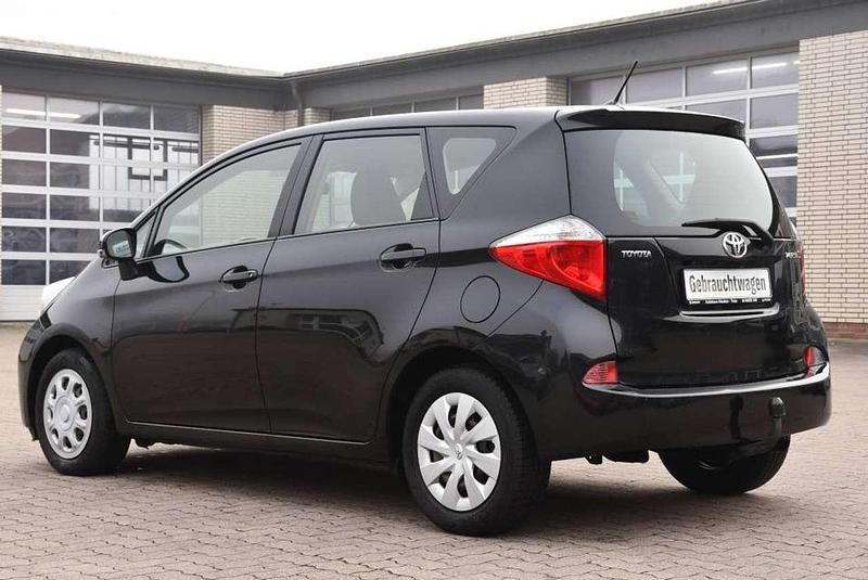 Gebraucht Toyota Verso-S 99 PS (72 kW) 2012 Schwarz Van / Kleinbus