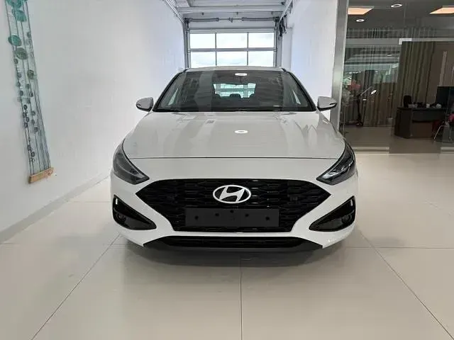 Neu Hyundai i30 GO! 97 PS (71 kW) 2025 Shimmering silver meta... Limousine