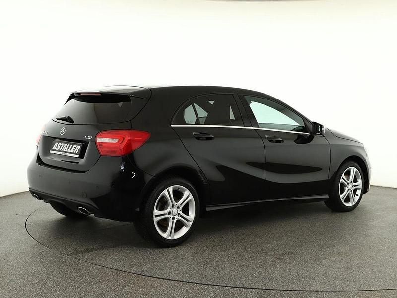 Gebraucht Mercedes A180 Urban 107 PS (78 kW) 2013 Unilack nachtschwarz Limousine