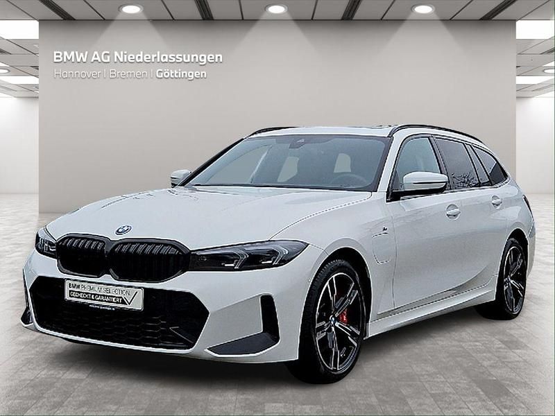Weiß Gebraucht 2024 BMW 330e M Sport Kombi | 51.700 € - Bild 1/4