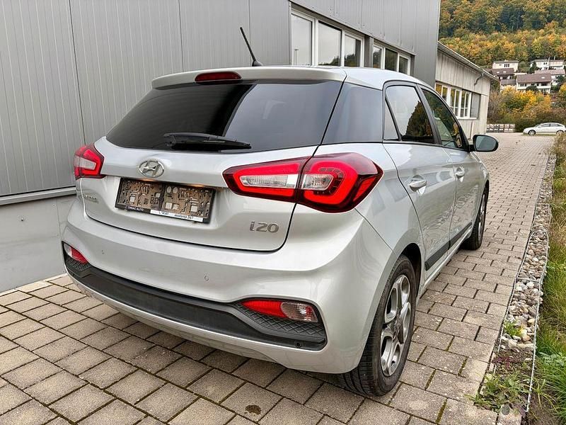 Gebraucht Hyundai i20 101 PS (74 kW) 2019 Silber Limousine