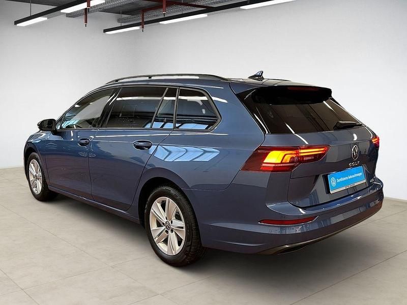 Gebraucht VW Golf VIII Life 150 PS (110 kW) 2024 Anemonenblau metallic (metallic) Kombi