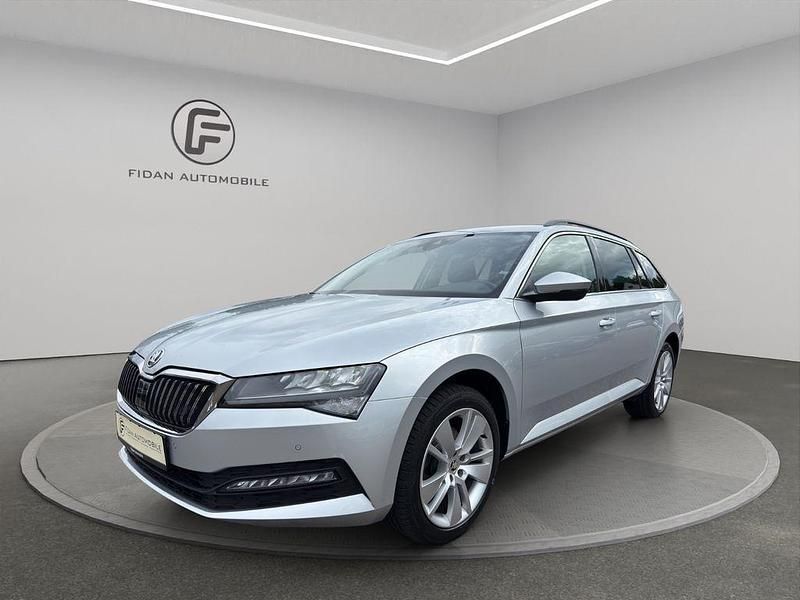 Stribrna brilliant/ brilliants Gebraucht 2022 Skoda Superb Kombi | 23.690 € (Guter Preis) - Bild 1/4
