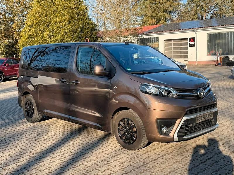 Braun Gebraucht 2020 Toyota Proace Team Van / Kleinbus | 22.990 € (Teuer) - Bild 1/4