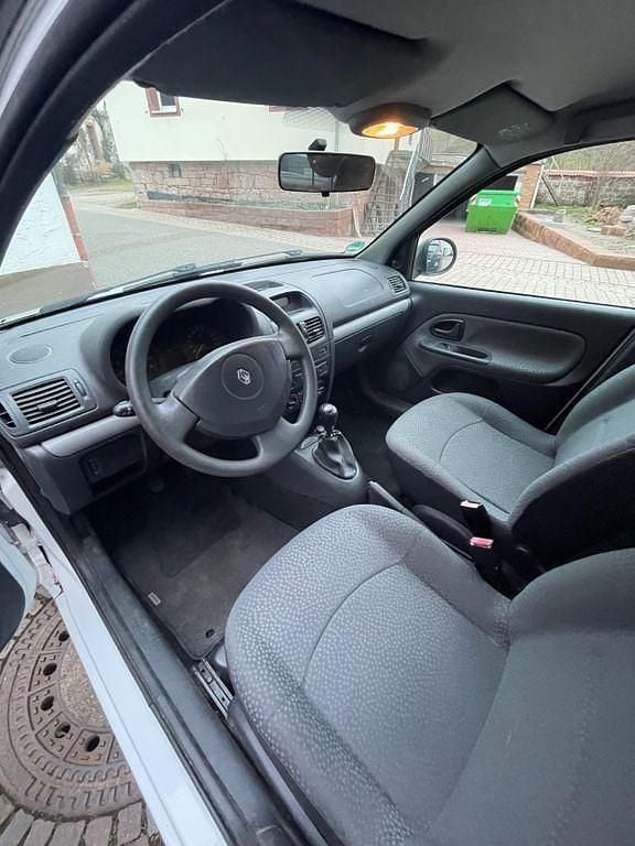 Gebraucht Renault Clio II Authentique 58 PS (42 kW) 2010 Weiß Limousine