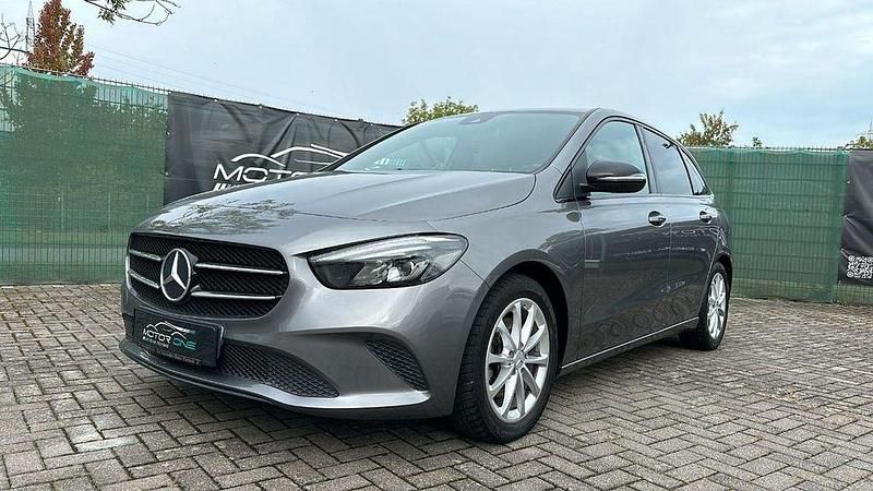 Grau Gebraucht 2019 Mercedes B200 Progressive Van / Kleinbus | 15.999 € (Guter Preis) - Bild 1/4