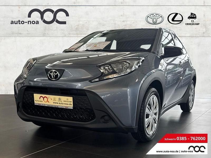 Grau Neu 2025 Toyota Aygo X-play Kleinwagen | 19.600 € - Bild 1/4