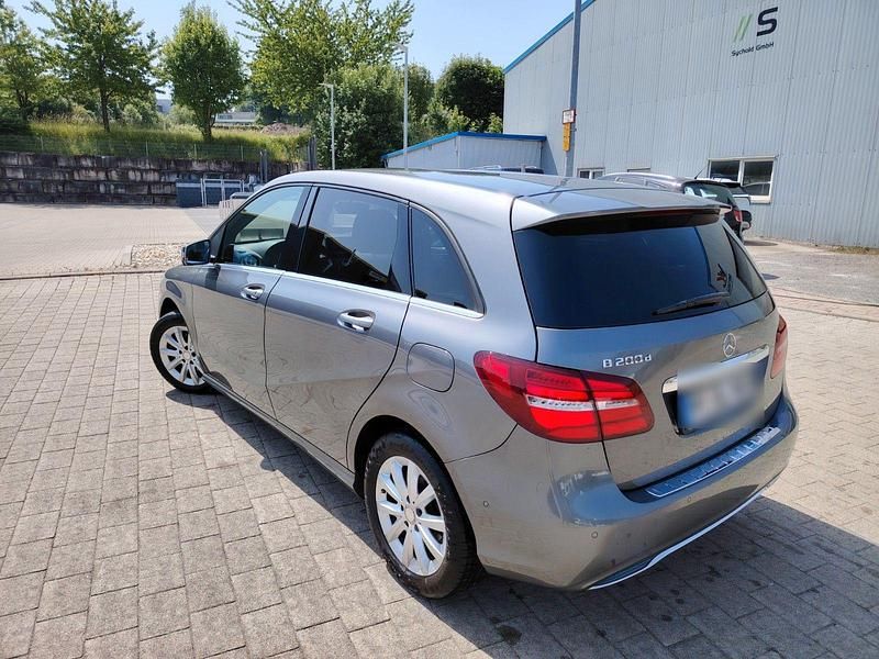 Gebraucht Mercedes B200 Style 136 PS (100 kW) 2016 Grau Van / Kleinbus